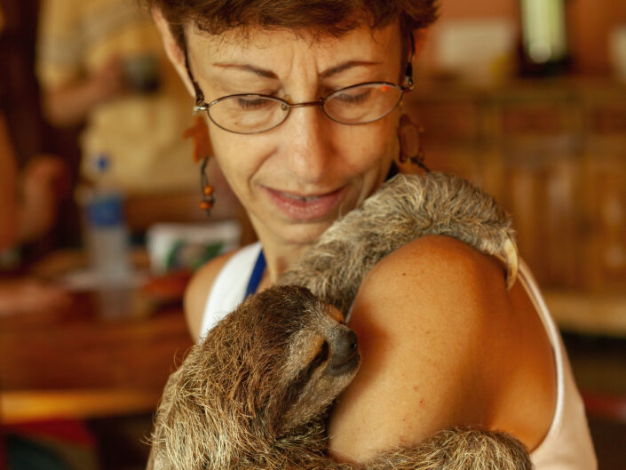 Clare Virginia et un bébé paresseux à 3 doigts, recueilli au Sloth sanctuary, Costa Rica