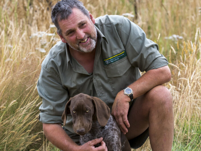Chris Phillips (DOC) et son chien Pai à l'entrainement, Aotearoa Nouvelle-Zélande