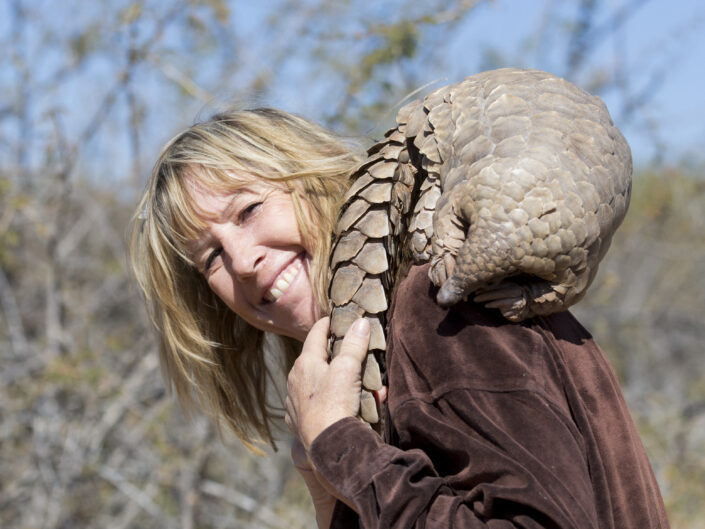 Maria Diekmann et son protégé Katiti, jeune pangolin de Temminck, Rare and Endangered Species Centre, Namibie