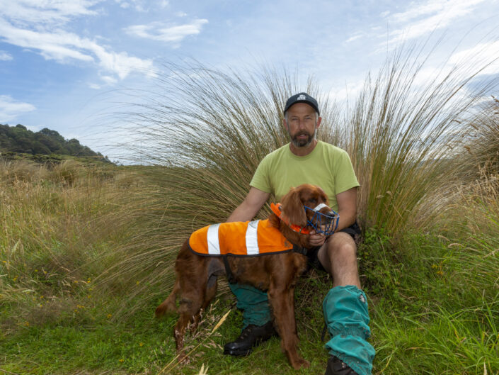 Rogan Colbourne et sa chienne ranger Jade, en expédition, sur l'île Stewart / Rakiura à la recherche de Kiwis tokoeka