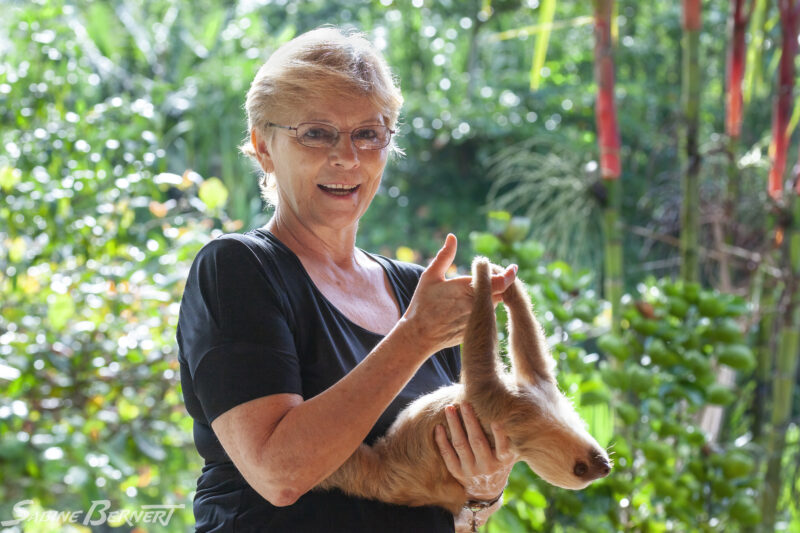 Judy Arroyo et un paresseux à deux doigts, Costa Rica